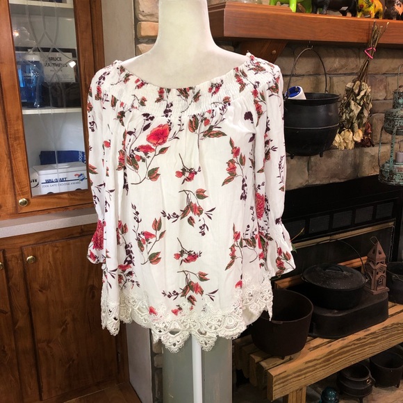 KORI SIZE SMALL WHITE ON OFF SHOULDER BLOUSE WITH FLORAL PATTERN CROCHETED LACE - Picture 2 of 5